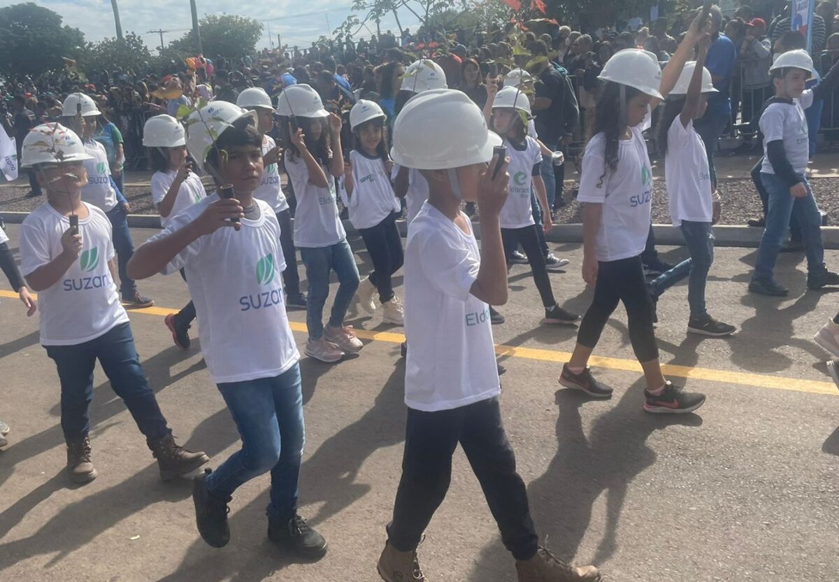 <a><strong>Suzano marca presença no desfile cívico-militar em comemoração aos 107 anos de Três Lagoas (MS)</strong></a><strong></strong> <a><strong>Suzano marca presença no desfile cívico-militar em comemoração aos 107 anos de Três Lagoas (MS)</strong></a><strong></strong>