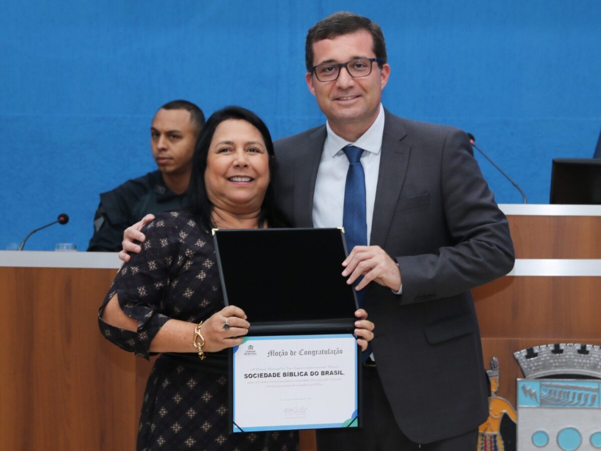 Presidente de Três Lagoas homenageia profissionais e representante de organização cristã