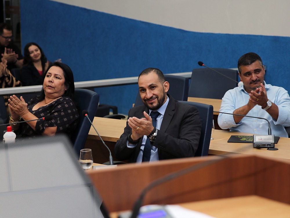 Presidente de Três Lagoas homenageia profissionais e representante de organização cristã