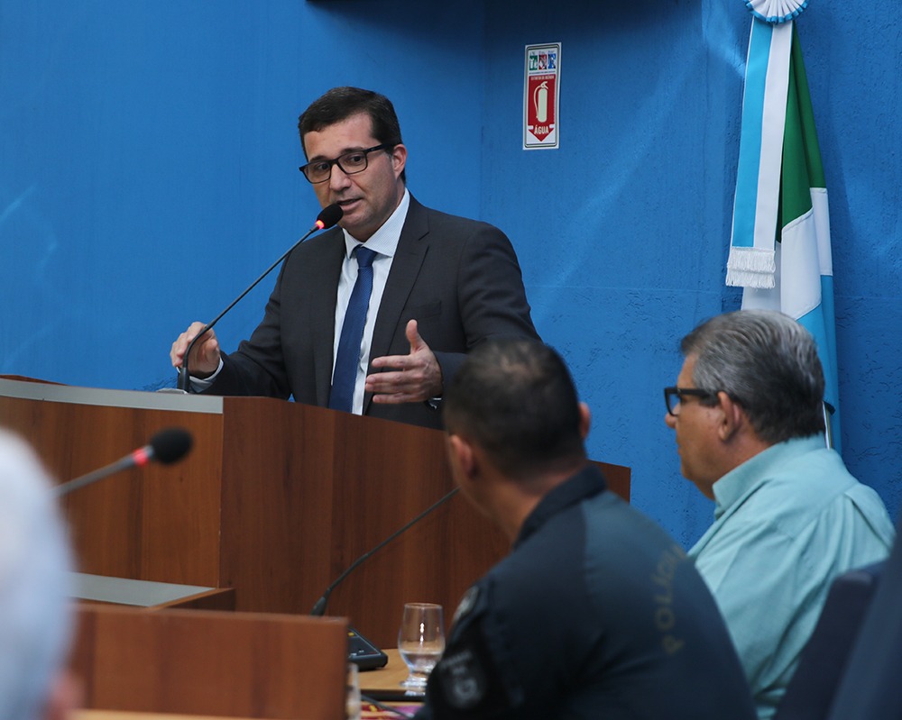 Presidente de Três Lagoas homenageia profissionais e representante de organização cristã