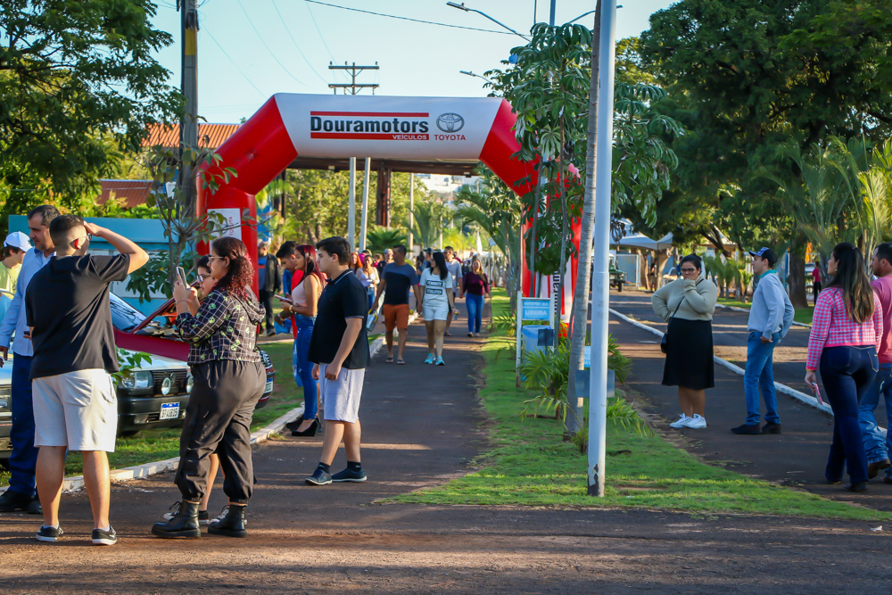 Veja como está sendo o 10º Encontro de Carros Antigos de Três Lagoas