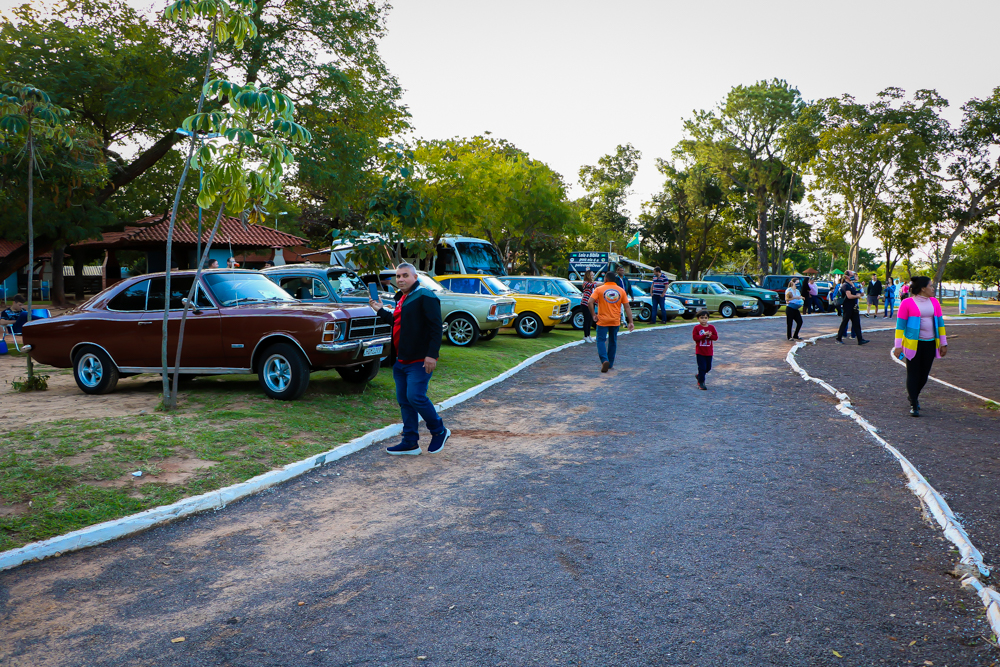 Veja como está sendo o 10º Encontro de Carros Antigos de Três Lagoas