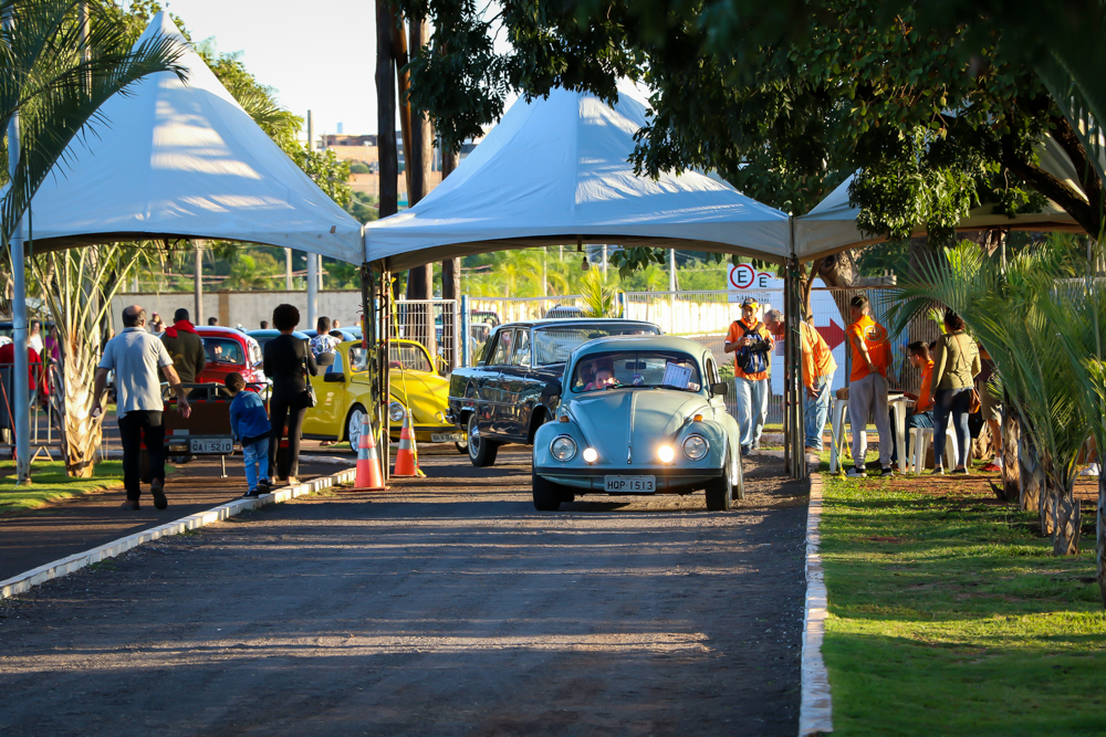 Veja como está sendo o 10º Encontro de Carros Antigos de Três Lagoas
