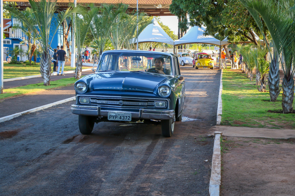 Veja como está sendo o 10º Encontro de Carros Antigos de Três Lagoas