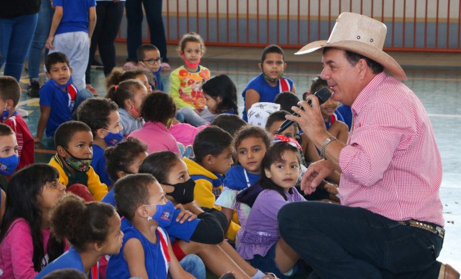 SEMEC entrega 1.200 kit professor aos educadores de Três Lagoas