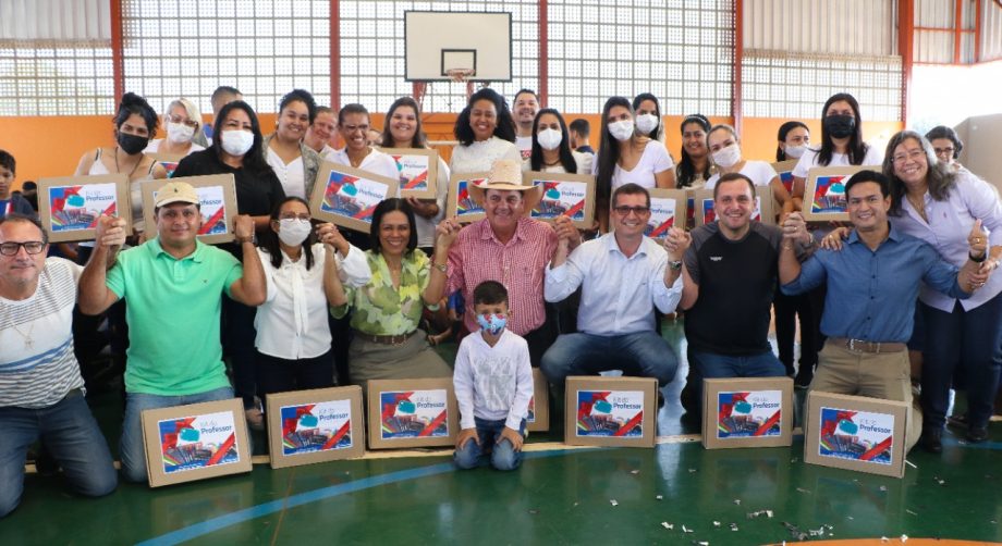 SEMEC entrega 1.200 kit professor aos educadores de Três Lagoas