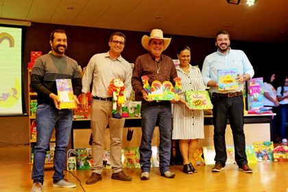 SEMEC entrega quase 158 mil livros literários para as escolas da REME￼