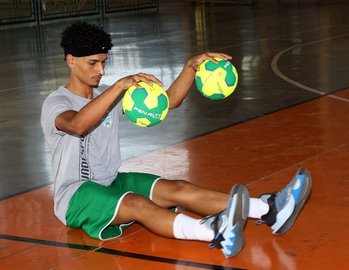 Professores da SEJUVEL recebem diversos materiais esportivos