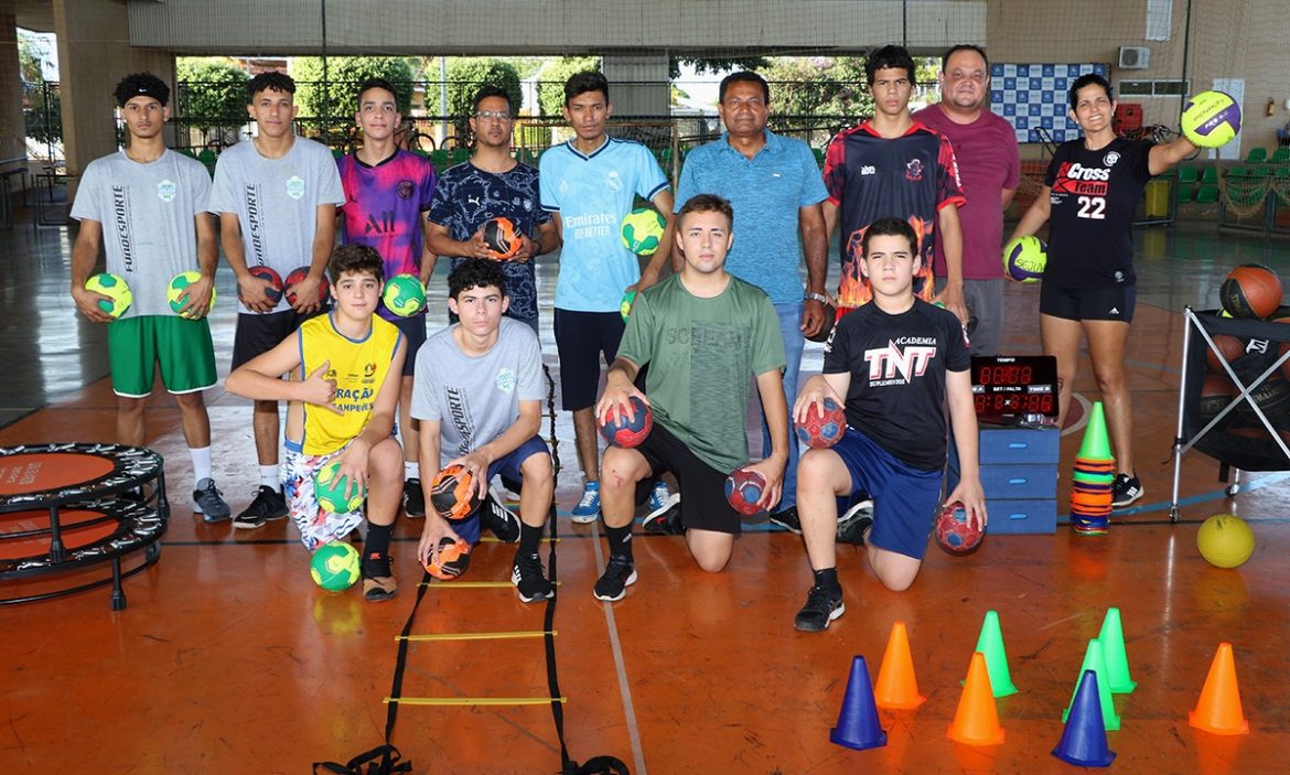 Professores da SEJUVEL recebem diversos materiais esportivos