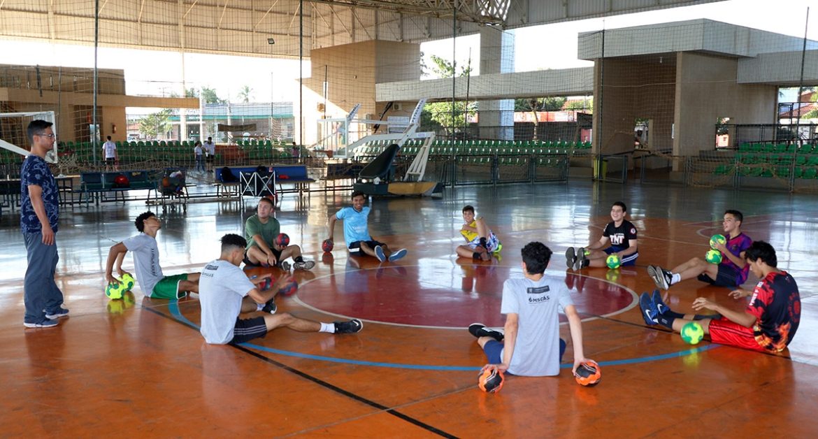 Professores da SEJUVEL recebem diversos materiais esportivos