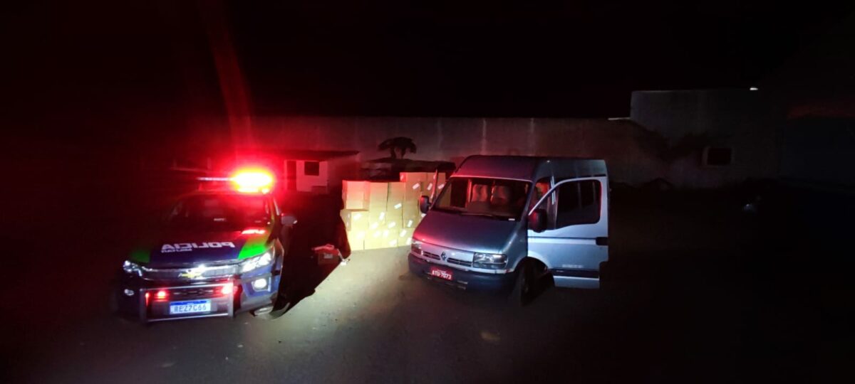 Polícia Militar Ambiental apreende micro-ônibus carregado com 7500 pacotes de cigarros contrabandeados em MS Polícia Militar Ambiental apreende micro-ônibus carregado com 7500 pacotes de cigarros contrabandeados em MS