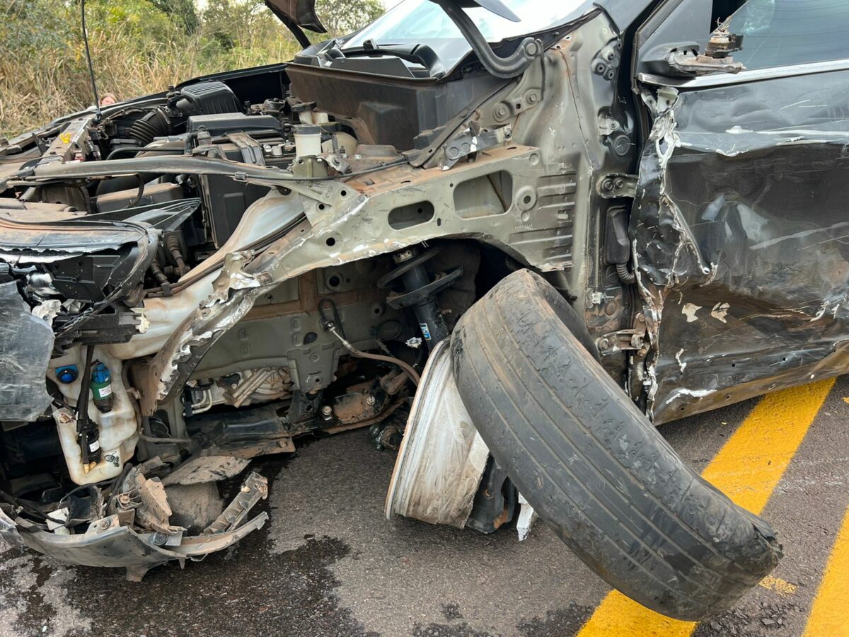 Médica de Andradina perde controle do veículo e bate em carreta na BR 262 <strong><em></em></strong>