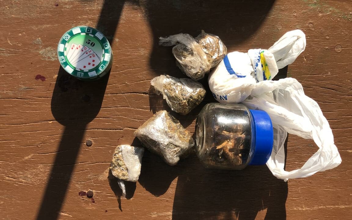 Em Água Clara, Polícia Civil prende em flagrante duas mulheres por tráfico de drogas Em Água Clara, Polícia Civil prende em flagrante duas mulheres por tráfico de drogas