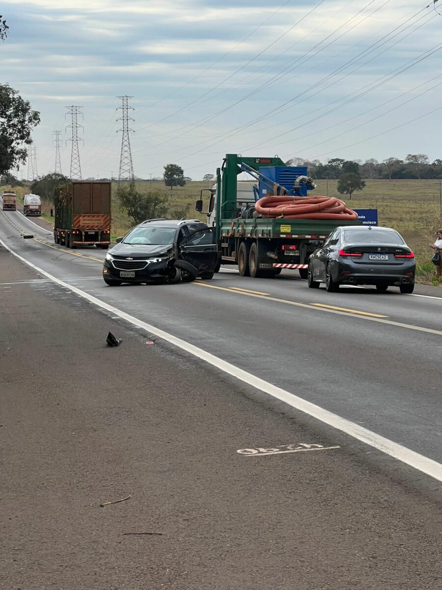 Médica de Andradina perde controle do veículo e bate em carreta na BR 262 <strong><em></em></strong>