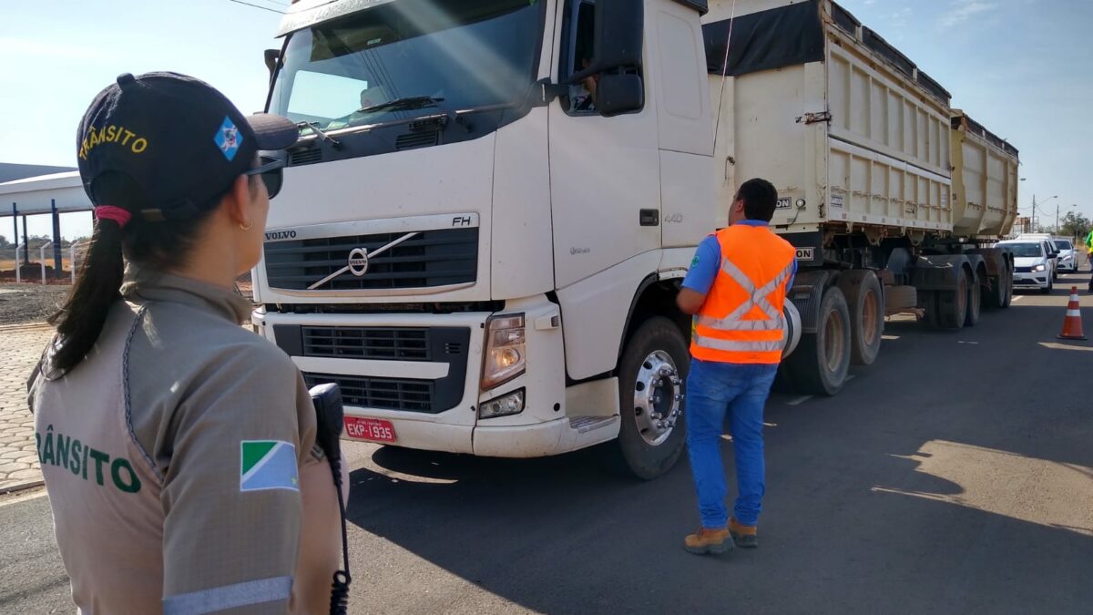 Diretoria de Trânsito promove blitz educativa em alusão aos dias do Motorista e Motociclista
