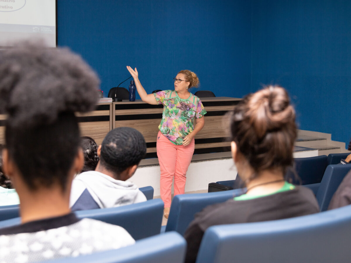 Alunos da Luloca participam de visita guiada na Câmara de Três Lagoas