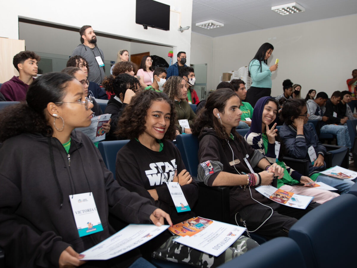 Alunos da Luloca participam de visita guiada na Câmara de Três Lagoas