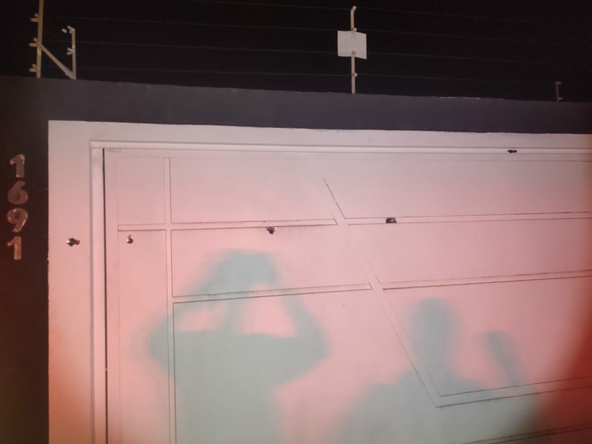 Madrugada de Terror; Moradora tem portão da casa e carro atingidos por disparos de arma de fogo em Três Lagoas Madrugada de Terror; Moradora tem portão da casa e carro atingidos por disparos de arma de fogo em Três Lagoas