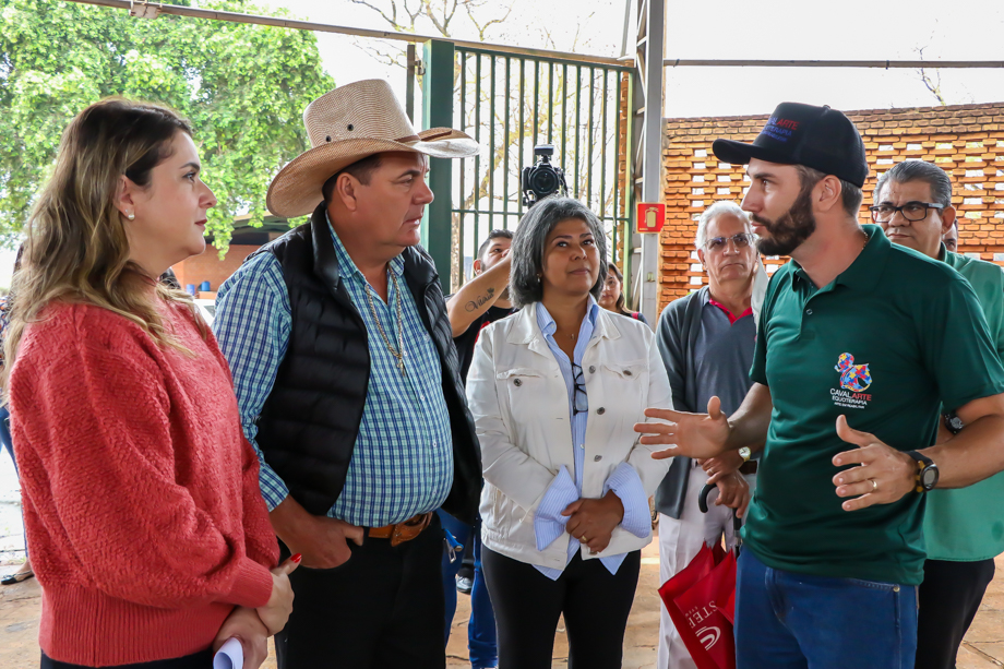 Guerreiro visita recinto onde pacientes fazem Equoterapia pelo SUS