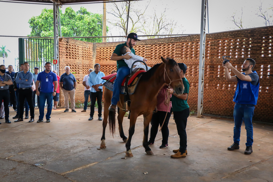 Guerreiro visita recinto onde pacientes fazem Equoterapia pelo SUS