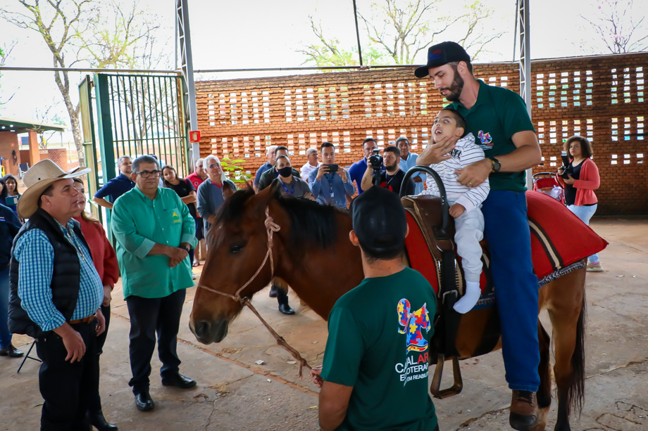 Guerreiro visita recinto onde pacientes fazem Equoterapia pelo SUS