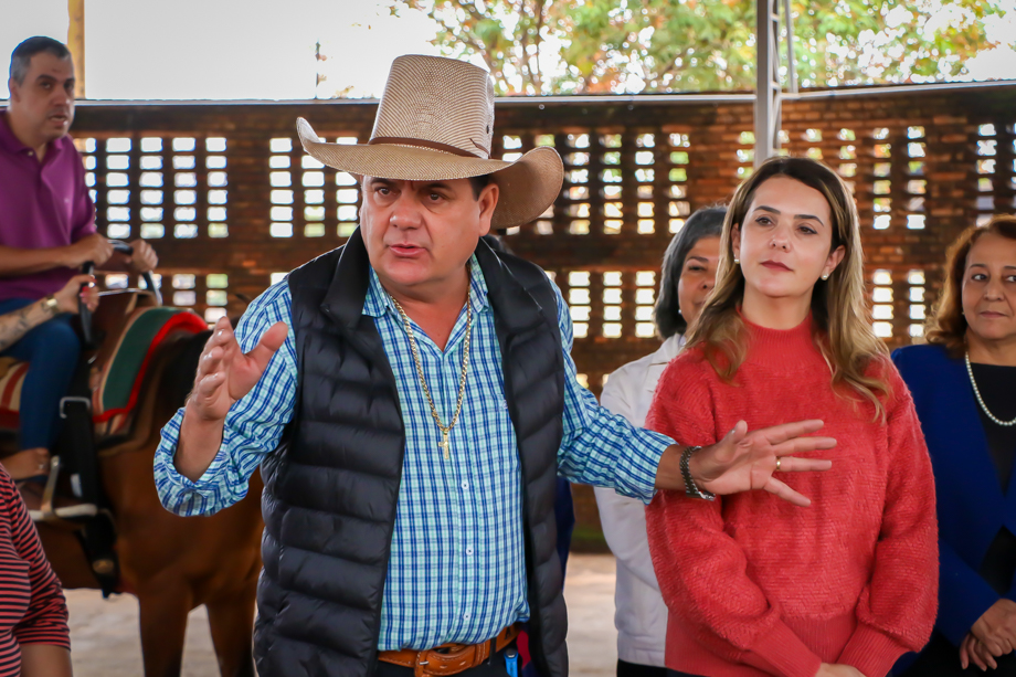 Guerreiro visita recinto onde pacientes fazem Equoterapia pelo SUS