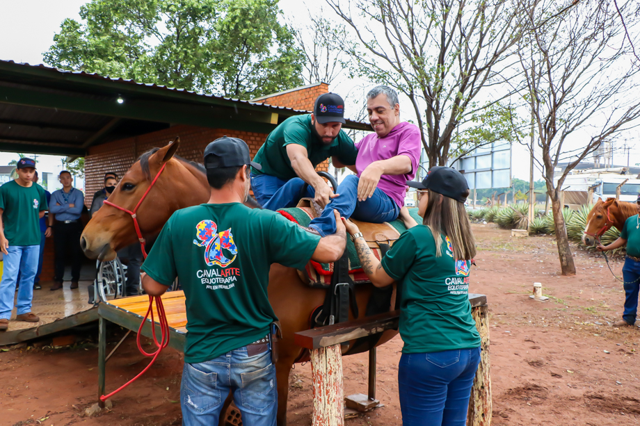 Guerreiro visita recinto onde pacientes fazem Equoterapia pelo SUS