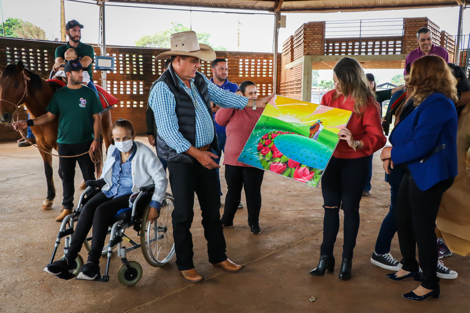 Guerreiro visita recinto onde pacientes fazem Equoterapia pelo SUS