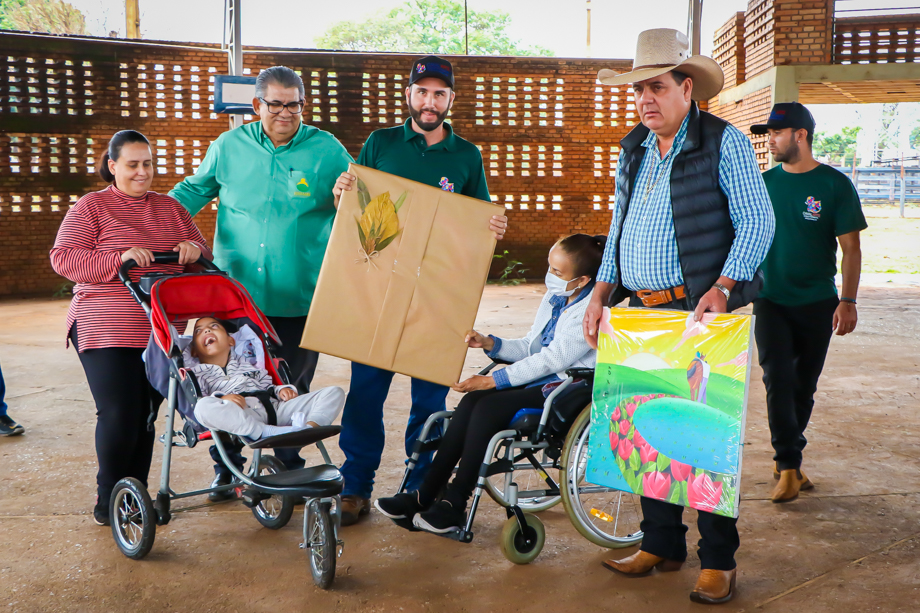 Guerreiro visita recinto onde pacientes fazem Equoterapia pelo SUS