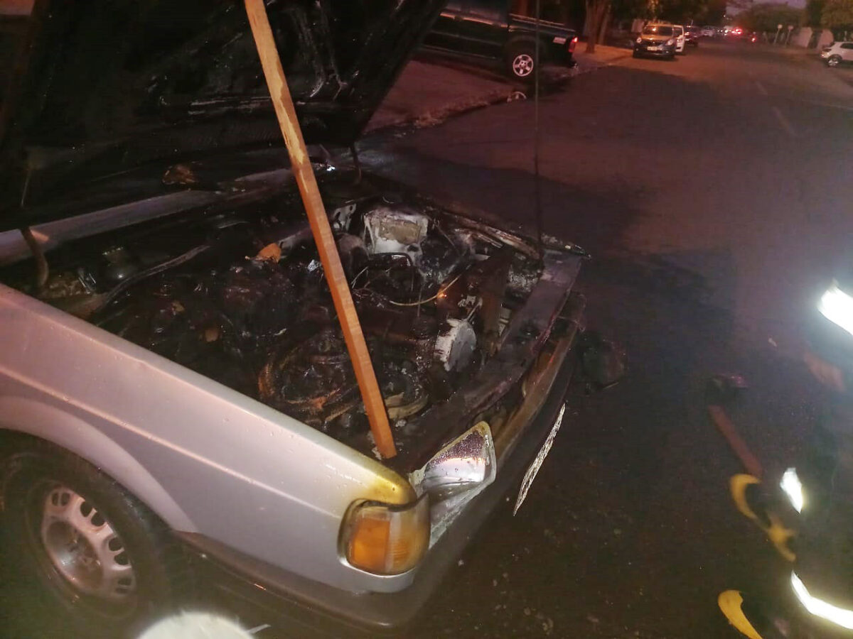 Incêndio em veículo dentro de borracharia mobiliza bombeiros em Três Lagoas