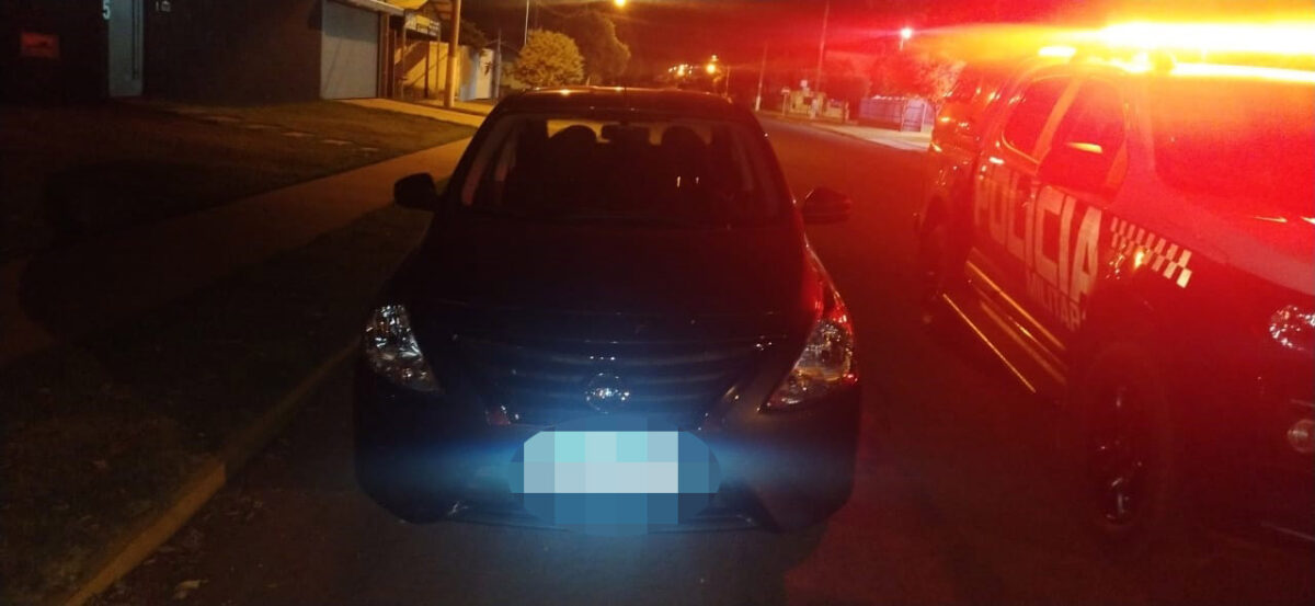 Homem é detido pela PM com carro furtado em MS Homem é detido pela PM com carro furtado em MS