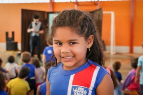 Escola “Elaine de Sá” e CEI Novo Oeste II recebem o espetáculo teatral “Perigo Invisível”