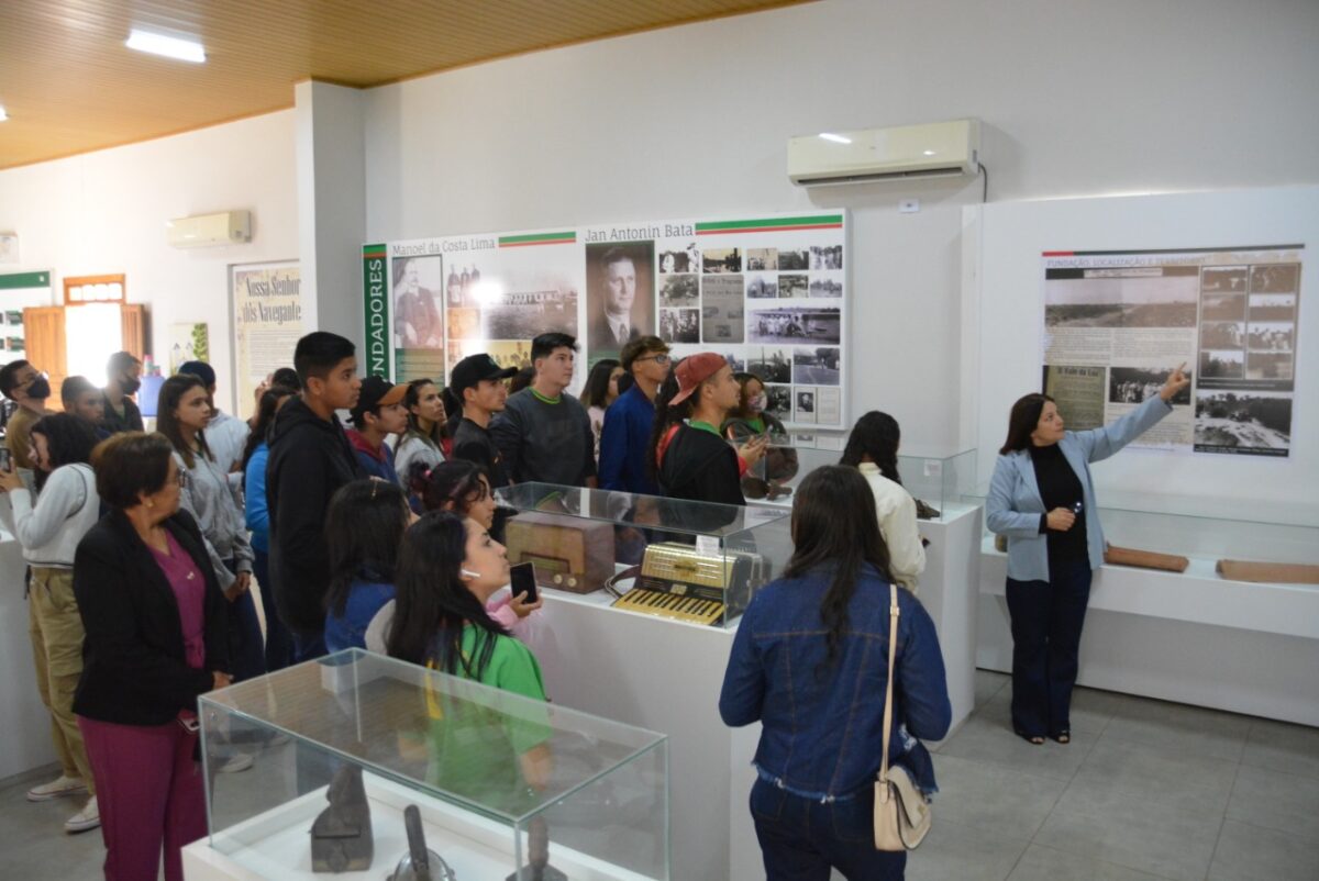 Museu Helena Meirelles recebe visita de estudantes de Anaurilândia em Bataguassu (MS) Museu Helena Meirelles recebe visita de estudantes de Anaurilândia em Bataguassu (MS)