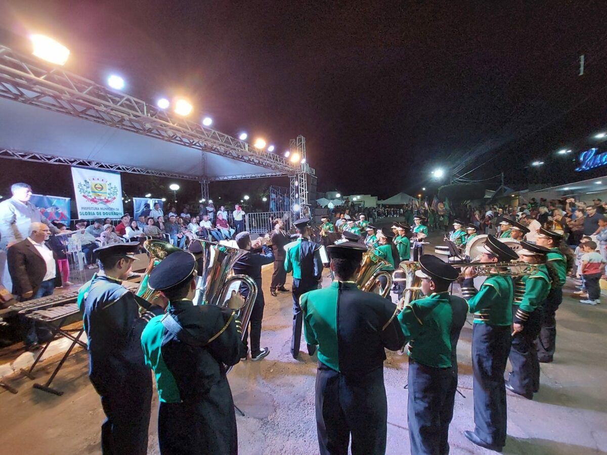 <strong>Prefeito Akira recebe integrantes da Banda “Ambrosio Lemes” que participaram de Festival de Bandas e Fanfarras em Glória de Dourados</strong>