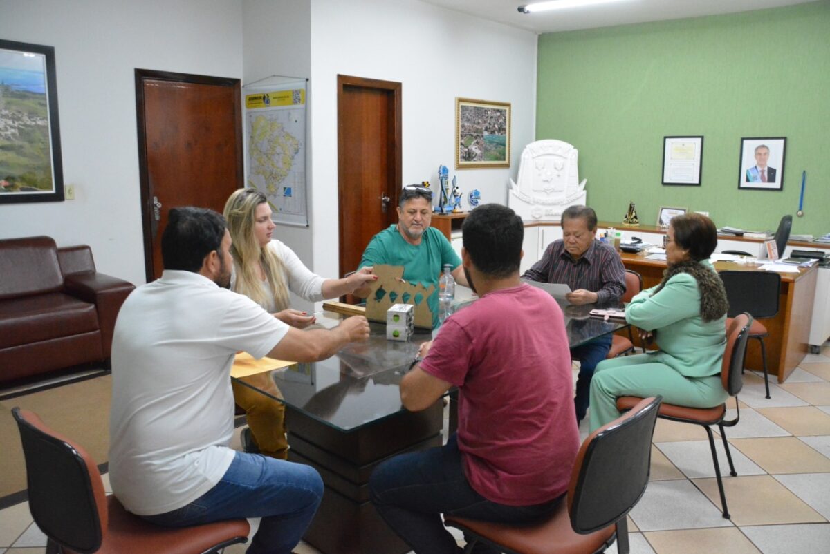 <strong>Prefeito Akira recebe integrantes da Banda “Ambrosio Lemes” que participaram de Festival de Bandas e Fanfarras em Glória de Dourados</strong>