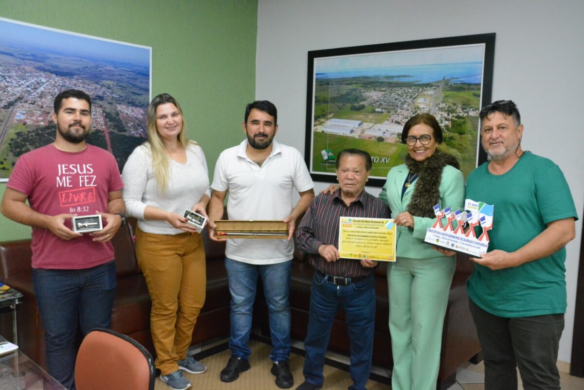 <strong>Prefeito Akira recebe integrantes da Banda “Ambrosio Lemes” que participaram de Festival de Bandas e Fanfarras em Glória de Dourados</strong>