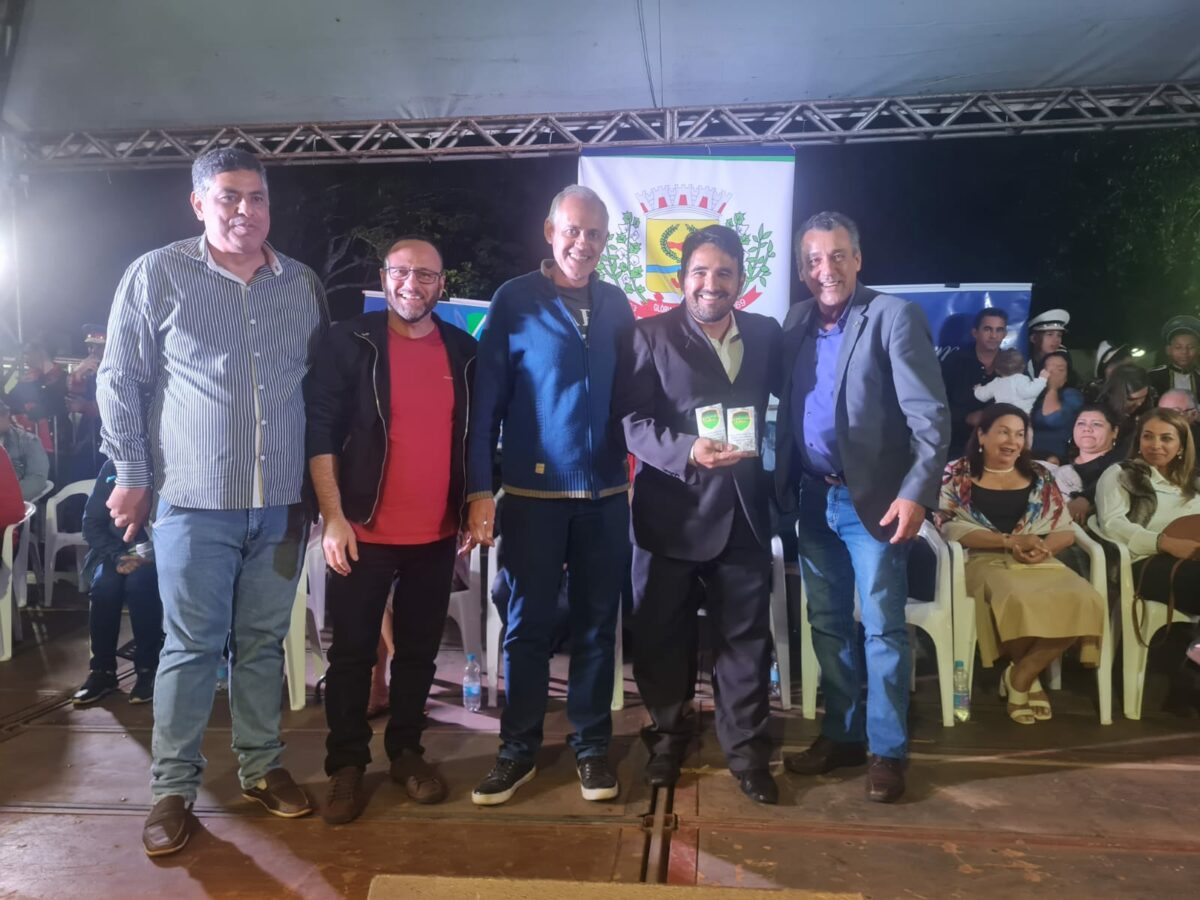 <strong>Prefeito Akira recebe integrantes da Banda “Ambrosio Lemes” que participaram de Festival de Bandas e Fanfarras em Glória de Dourados</strong> <strong>Prefeito Akira recebe integrantes da Banda “Ambrosio Lemes” que participaram de Festival de Bandas e Fanfarras em Glória de Dourados</strong>