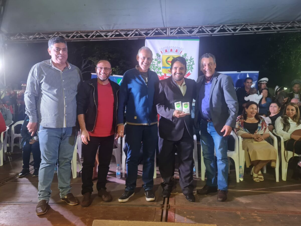 <strong>Prefeito Akira recebe integrantes da Banda “Ambrosio Lemes” que participaram de Festival de Bandas e Fanfarras em Glória de Dourados</strong>