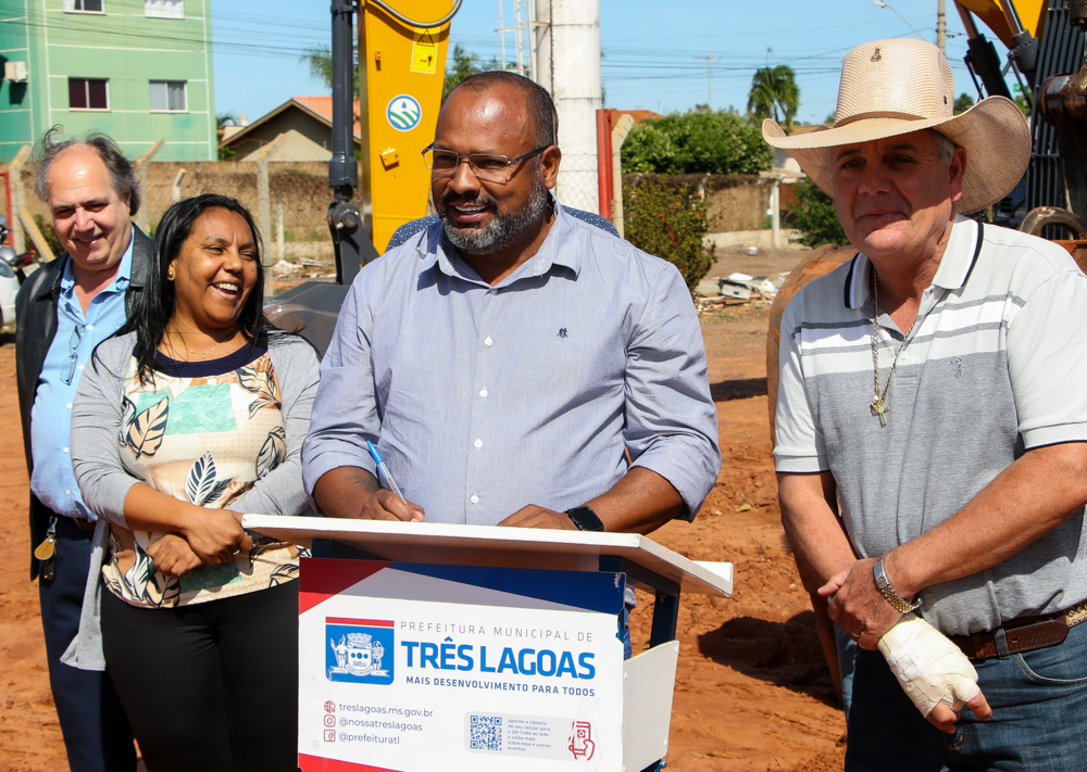 Guerreiro assina Ordem de Serviço e autoriza início das obras de drenagem da Avenida Jary Mercantes Guerreiro assina Ordem de Serviço e autoriza início das obras de drenagem da Avenida Jary Mercantes