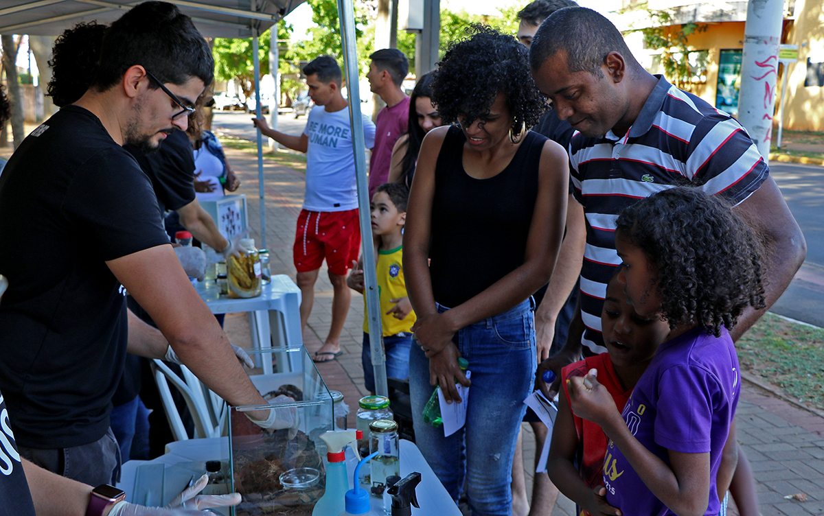<em>TENDA EDUCATIVA – 294 pessoas prestigiaram exposição de animais peçonhentos na Lagoa Maior</em> <em>TENDA EDUCATIVA – 294 pessoas prestigiaram exposição de animais peçonhentos na Lagoa Maior</em>