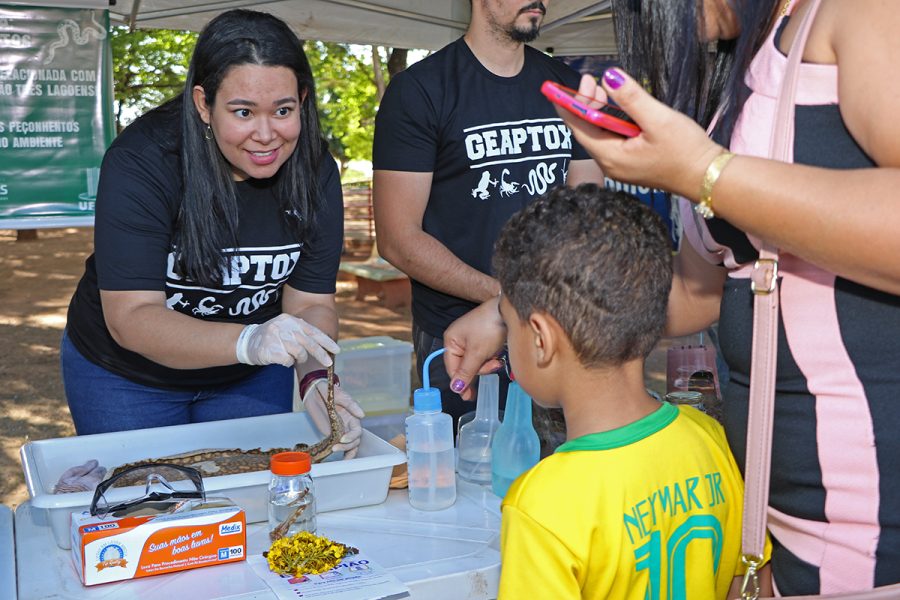 <em>TENDA EDUCATIVA – 294 pessoas prestigiaram exposição de animais peçonhentos na Lagoa Maior</em> <em>TENDA EDUCATIVA – 294 pessoas prestigiaram exposição de animais peçonhentos na Lagoa Maior</em>