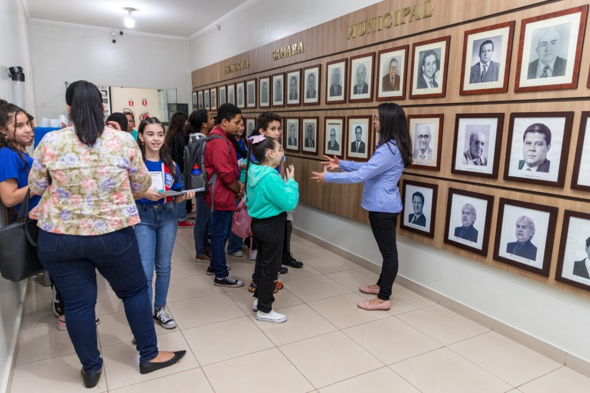 <strong>Alunos da Filinto Müller fazem visita guiada na Câmara de Três Lagoas</strong>