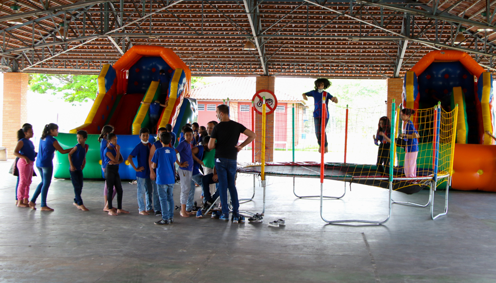 Meio Ambiente celebra Dia da Árvore com plantio de mudas e entrega de certificados para podadores