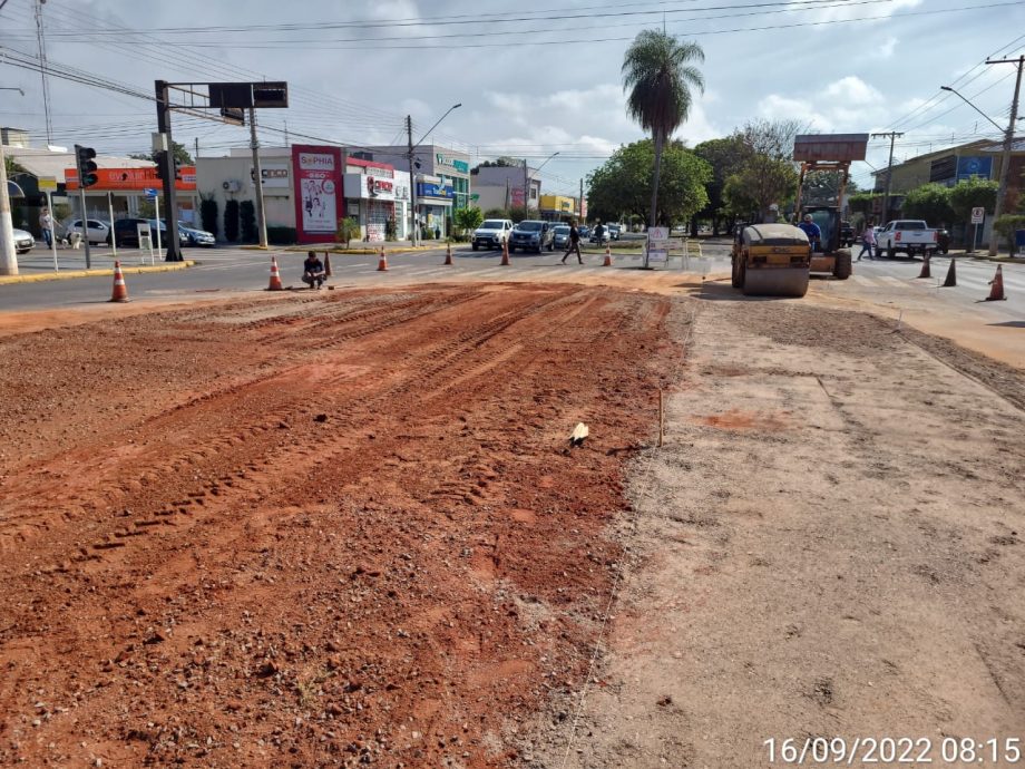 SEINTRA realiza obra de revitalização do canteiro central da Filinto Muller