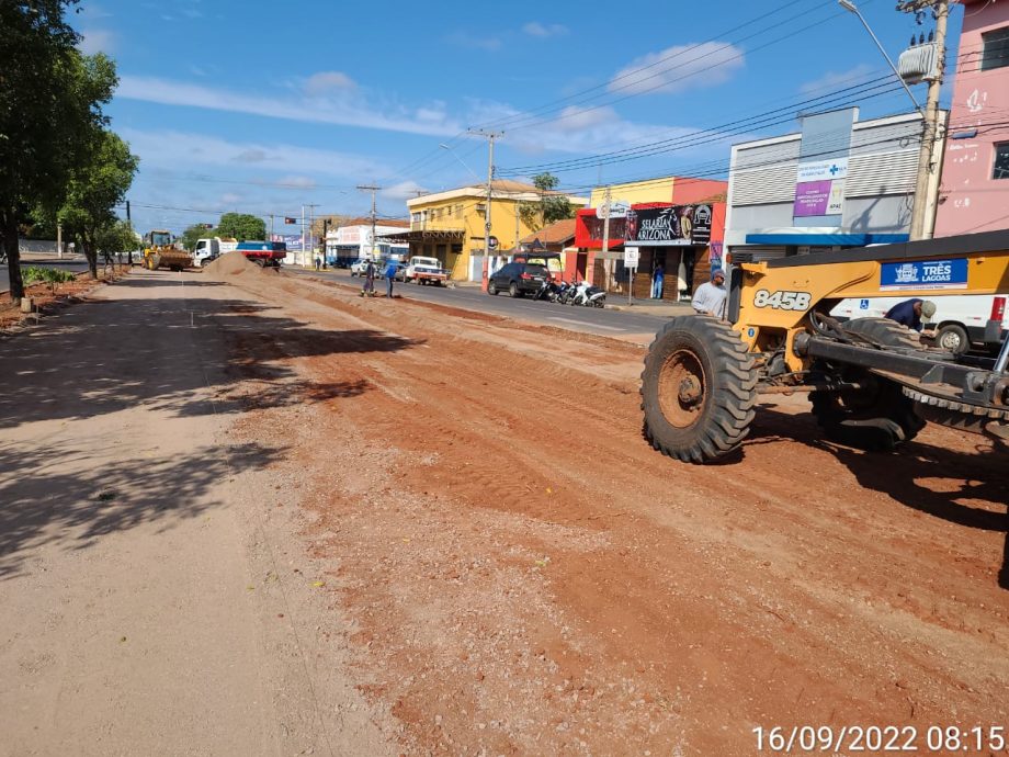 SEINTRA realiza obra de revitalização do canteiro central da Filinto Muller