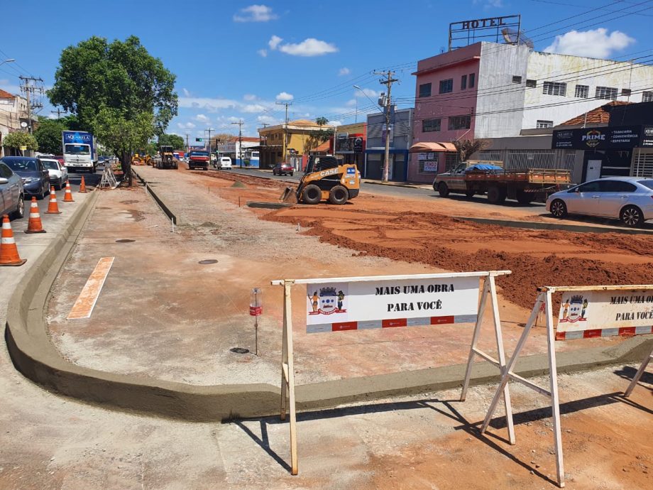 SEINTRA realiza obra de revitalização do canteiro central da Filinto Muller