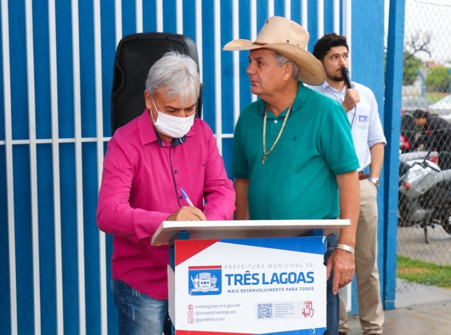 Prefeito autoriza início das obras de pavimentação e drenagem dos bairros Violetas e Eldorado Prefeito autoriza início das obras de pavimentação e drenagem dos bairros Violetas e Eldorado