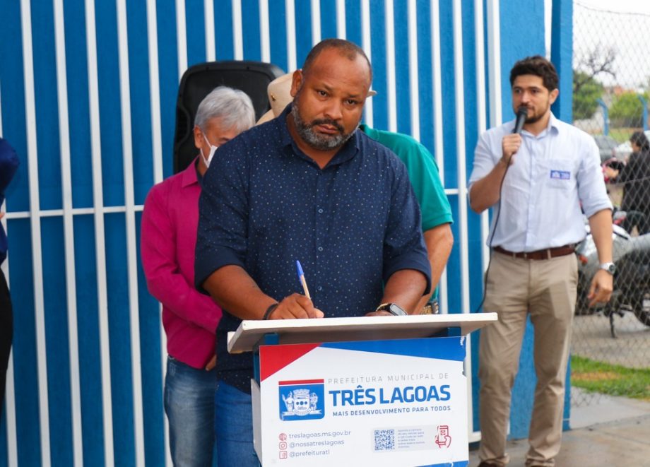 Prefeito autoriza início das obras de pavimentação e drenagem dos bairros Violetas e Eldorado Prefeito autoriza início das obras de pavimentação e drenagem dos bairros Violetas e Eldorado