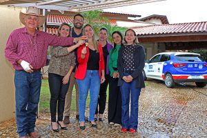 Prefeito entrega consultório itinerante para o IST/Aids e veículo para o CAPS AD