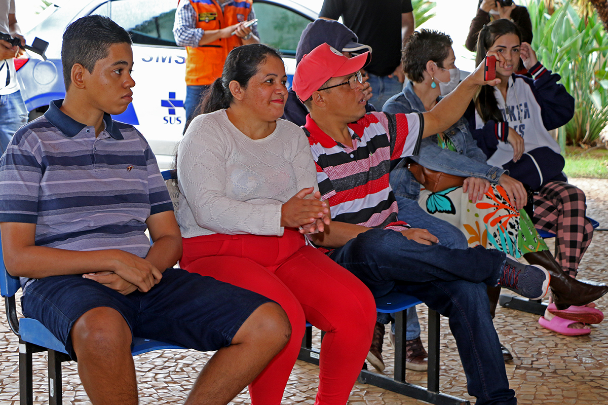 Prefeito entrega consultório itinerante para o IST/Aids e veículo para o CAPS AD